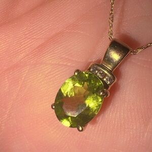 Elegant Gold Pendant Necklace with Green Gemstone